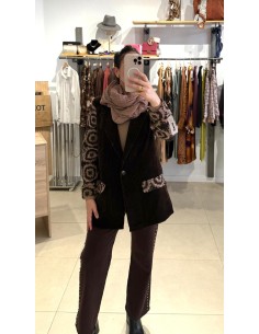 ABRIGO MARRÓN DETALLS