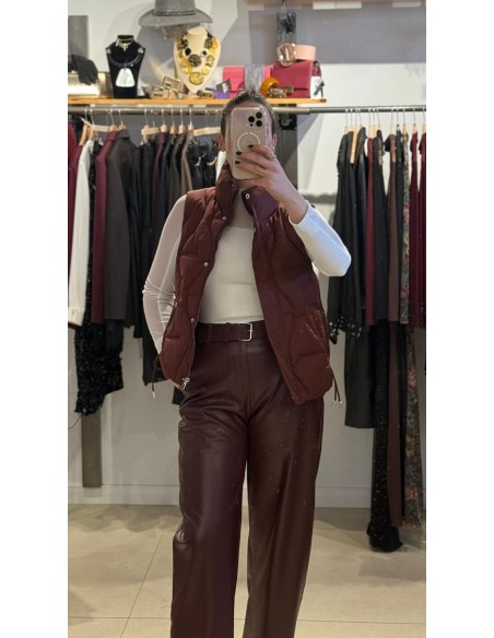 CHALECO SIN MANGAS BURDEOS