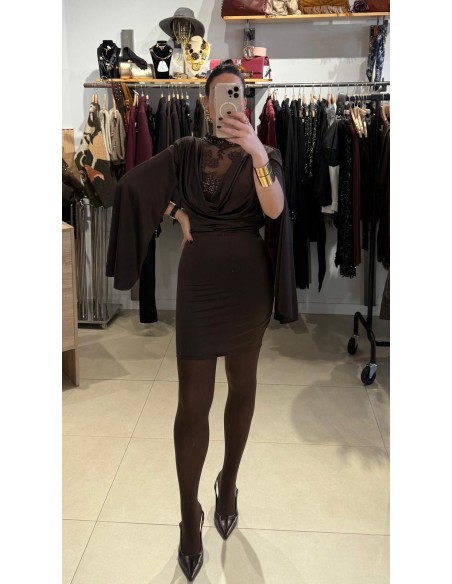 VESTIDO CORTO CON DETALLE EN ESCOTE