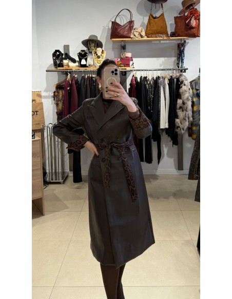 GABARDINA MARRÓN CON DETALLES LEOPARDO DE POLIPIEL