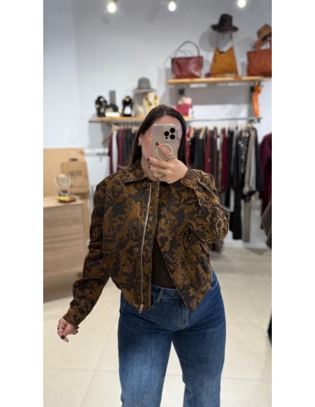 BOMBER MARRÓN CON DIBUJO