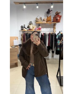 CHAQUETA CORTA MARRÓN CON CUELLO DE PELOS