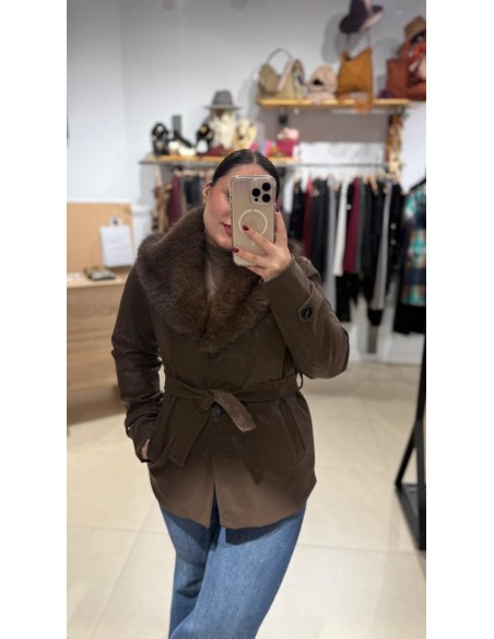 CHAQUETA CORTA MARRÓN CON CUELLO DE PELOS