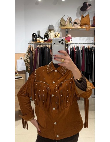 SOBRECAMISA MARRÓN DE FLECOS CON TACHUELAS